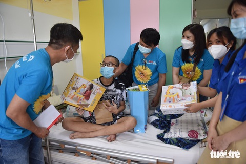 Bệnh nhi ung thư đón 1-6 với quà, bánh - Ảnh 4. Bệnh nhi ung thư đón 1-6 với quà, bánh - Ảnh 4.