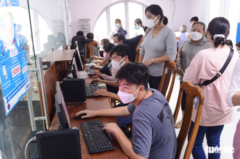 Quá tải làm hộ chiếu xuất ngoại - Ảnh 3. Quá tải làm hộ chiếu xuất ngoại - Ảnh 3.