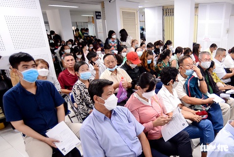 Quá tải làm hộ chiếu xuất ngoại - Ảnh 1. Quá tải làm hộ chiếu xuất ngoại - Ảnh 1.