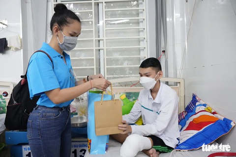 Nụ cười vơi bớt nỗi đau - Ảnh 1. Nụ cười vơi bớt nỗi đau - Ảnh 1.