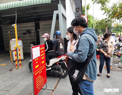 Người dân lo lắng vì phải chờ đến 1-7 mới cấp hộ chiếu mẫu mới - Ảnh 3. Người dân lo lắng vì phải chờ đến 1-7 mới cấp hộ chiếu mẫu mới - Ảnh 3.