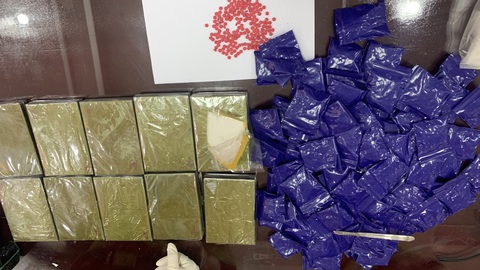 Bắt nhóm vận chuyển 10 bánh heroin, hơn 22.000 viên ma túy tổng hợp từ Lào về Việt Nam - Ảnh 3. Bắt nhóm vận chuyển 10 bánh heroin, hơn 22.000 viên ma túy tổng hợp từ Lào về Việt Nam - Ảnh 3.