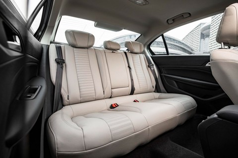 Peugeot 408 mới - Cú hụt hẫng SUV của người yêu xe Pháp - Ảnh 7. Peugeot 408 mới - Cú hụt hẫng SUV của người yêu xe Pháp - Ảnh 7.