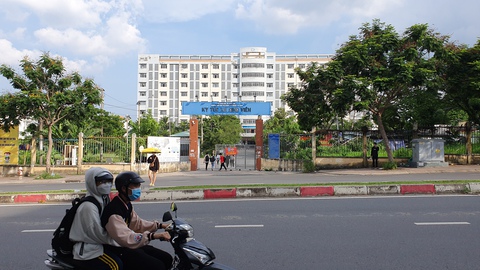 Nam sinh lớp 12 bị chém rớt ngón tay trỏ, gần lìa ngón giữa - Ảnh 2. Nam sinh lớp 12 bị chém rớt ngón tay trỏ, gần lìa ngón giữa - Ảnh 2.