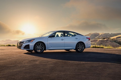 Nissan Altima 2023 ra mắt: Thay đổi nhẹ, khó lòng đuổi kịp Toyota Camry - Ảnh 1. Nissan Altima 2023 ra mắt: Thay đổi nhẹ, khó lòng đuổi kịp Toyota Camry - Ảnh 1.