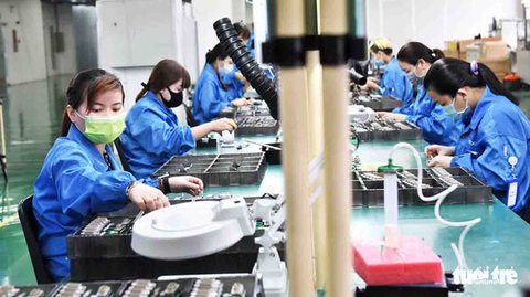 11% công nhân thường xuyên phải vay tiền để sinh hoạt hằng tháng - Ảnh 1. 11% công nhân thường xuyên phải vay tiền để sinh hoạt hằng tháng - Ảnh 1.