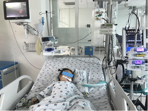 Bị dây balô treo vách tường siết cổ, bé gái 2 tuổi suýt tử vong - Ảnh 1. Bị dây balô treo vách tường siết cổ, bé gái 2 tuổi suýt tử vong - Ảnh 1.