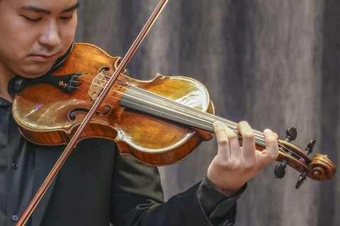 Cây đàn violin Stradivarius cổ được bán đấu giá hơn 15 triệu USD - Ảnh 1. Cây đàn violin Stradivarius cổ được bán đấu giá hơn 15 triệu USD - Ảnh 1.