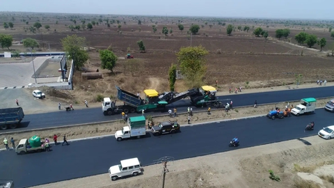 Ấn Độ lập kỷ lục làm đường nhanh nhất thế giới: Xây 15km/ngày - Ảnh 1. Ấn Độ lập kỷ lục làm đường nhanh nhất thế giới: Xây 15km/ngày - Ảnh 1.