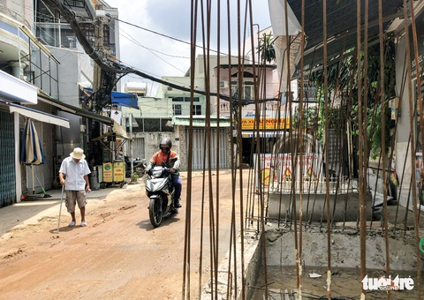 Dân mệt với con đường bầy hầy, chắn đủ kiểu như ‘mê cung’ - Ảnh 2. Dân mệt với con đường bầy hầy, chắn đủ kiểu như ‘mê cung’ - Ảnh 2.