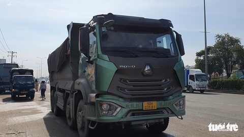 Tài xế xe ben Howo chở quá tải: Máy xúc cát lên bao nhiêu thì chạy đại bấy nhiêu - Ảnh 1. Tài xế xe ben Howo chở quá tải: Máy xúc cát lên bao nhiêu thì chạy đại bấy nhiêu - Ảnh 1.