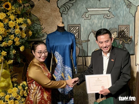 Áo dài Batik thắm tình hữu nghị Việt Nam - Indonesia được tặng cho Bảo tàng Áo dài - Ảnh 1. Áo dài Batik thắm tình hữu nghị Việt Nam - Indonesia được tặng cho Bảo tàng Áo dài - Ảnh 1.