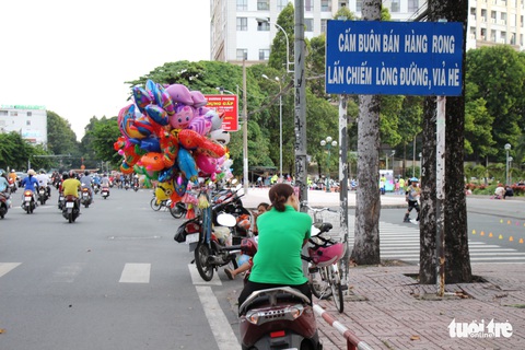 Lòng đường, cầu, vỉa hè tại TP.HCM thành hàng quán - Ảnh 4. Lòng đường, cầu, vỉa hè tại TP.HCM thành hàng quán - Ảnh 4.