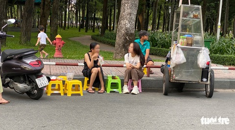Lòng đường, cầu, vỉa hè tại TP.HCM thành hàng quán - Ảnh 1. Lòng đường, cầu, vỉa hè tại TP.HCM thành hàng quán - Ảnh 1.