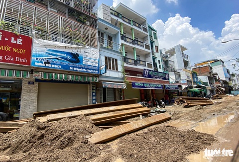 Dân mệt với con đường bầy hầy, chắn đủ kiểu như ‘mê cung’ - Ảnh 4. Dân mệt với con đường bầy hầy, chắn đủ kiểu như ‘mê cung’ - Ảnh 4.