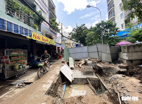 Dân mệt với con đường bầy hầy, chắn đủ kiểu như ‘mê cung’ - Ảnh 1. Dân mệt với con đường bầy hầy, chắn đủ kiểu như ‘mê cung’ - Ảnh 1.