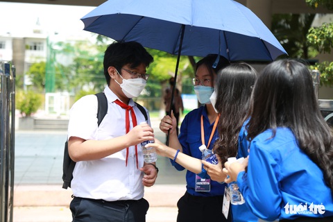 Thí sinh khen đề thi văn lớp 10 Đà Nẵng hay, dễ lấy điểm 8 - Ảnh 3. Thí sinh khen đề thi văn lớp 10 Đà Nẵng hay, dễ lấy điểm 8 - Ảnh 3.