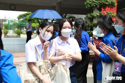 Thí sinh khen đề thi văn lớp 10 Đà Nẵng hay, dễ lấy điểm 8 - Ảnh 4. Thí sinh khen đề thi văn lớp 10 Đà Nẵng hay, dễ lấy điểm 8 - Ảnh 4.