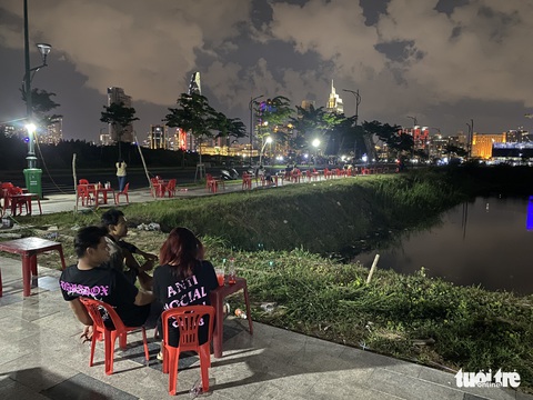Lòng đường, cầu, vỉa hè tại TP.HCM thành hàng quán - Ảnh 8. Lòng đường, cầu, vỉa hè tại TP.HCM thành hàng quán - Ảnh 8.