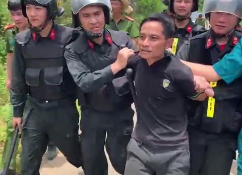 Bắt được nghi phạm chém chết 1 người, 2 người bị thương ở Thanh Hóa - Ảnh 1. Bắt được nghi phạm chém chết 1 người, 2 người bị thương ở Thanh Hóa - Ảnh 1.