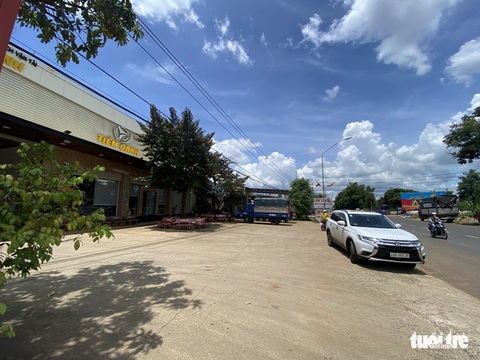Để xây nhà xe trái phép trên đất nông nghiệp, 2 năm vẫn chưa xử lý xong - Ảnh 1. Để xây nhà xe trái phép trên đất nông nghiệp, 2 năm vẫn chưa xử lý xong - Ảnh 1.