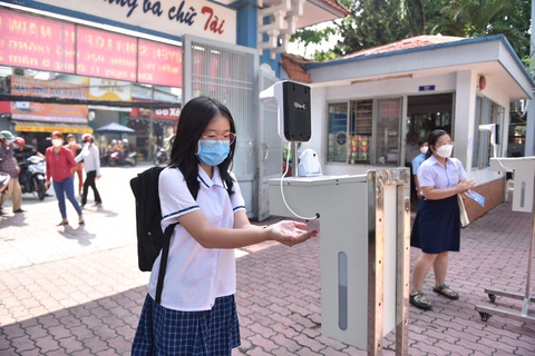 Gần 94.000 học sinh lớp 9 ở TP.HCM làm thủ tục tranh suất vào lớp 10 - Ảnh 2. Gần 94.000 học sinh lớp 9 ở TP.HCM làm thủ tục tranh suất vào lớp 10 - Ảnh 2.