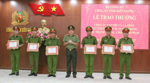 Khen thưởng các tập thể, cá nhân có thành tích xuất sắc giải cứu con tin an toàn - Ảnh 1. Khen thưởng các tập thể, cá nhân có thành tích xuất sắc giải cứu con tin an toàn - Ảnh 1.