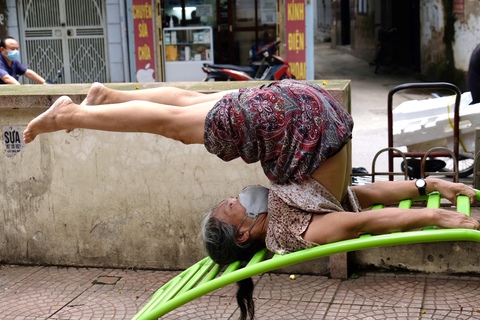Xem cụ ông, cụ bà thể dục hít xà, nhào lộn khỏe như thanh niên tại công viên Hà Nội - Ảnh 5. Xem cụ ông, cụ bà thể dục hít xà, nhào lộn khỏe như thanh niên tại công viên Hà Nội - Ảnh 5.