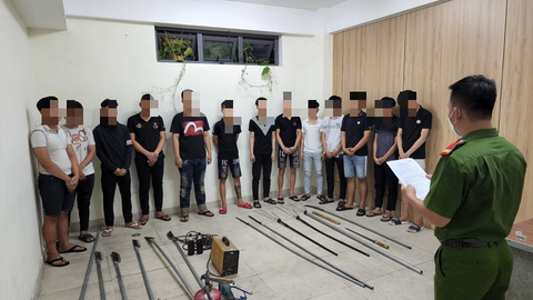 Truy xét 2 nhóm thanh thiếu niên hỗn chiến phá nát quán cháo vịt - Ảnh 1. Truy xét 2 nhóm thanh thiếu niên hỗn chiến phá nát quán cháo vịt - Ảnh 1.