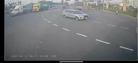 Xe 7 chỗ vượt đèn đỏ, bị nát đầu khi tông thẳng vào xe container - Ảnh 2. Xe 7 chỗ vượt đèn đỏ, bị nát đầu khi tông thẳng vào xe container - Ảnh 2.