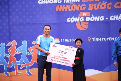 1 triệu km đi bộ, chạy bộ góp quỹ xây nhà văn hóa cho đồng bào dân tộc - Ảnh 2. 1 triệu km đi bộ, chạy bộ góp quỹ xây nhà văn hóa cho đồng bào dân tộc - Ảnh 2.