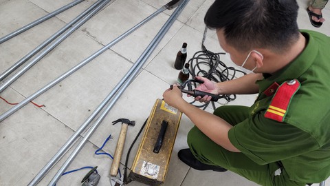 Truy xét 2 nhóm thanh thiếu niên hỗn chiến phá nát quán cháo vịt - Ảnh 2. Truy xét 2 nhóm thanh thiếu niên hỗn chiến phá nát quán cháo vịt - Ảnh 2.