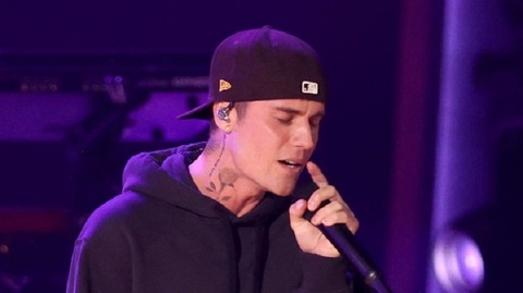 Justin Bieber phải hủy diễn vì bị liệt nửa mặt - Ảnh 1. Justin Bieber phải hủy diễn vì bị liệt nửa mặt - Ảnh 1.