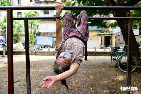 Xem cụ ông, cụ bà thể dục hít xà, nhào lộn khỏe như thanh niên tại công viên Hà Nội - Ảnh 4. Xem cụ ông, cụ bà thể dục hít xà, nhào lộn khỏe như thanh niên tại công viên Hà Nội - Ảnh 4.