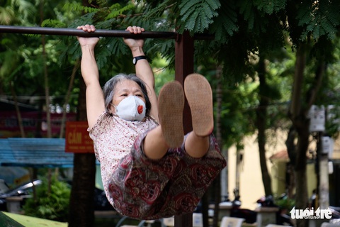 Xem cụ ông, cụ bà thể dục hít xà, nhào lộn khỏe như thanh niên tại công viên Hà Nội - Ảnh 3. Xem cụ ông, cụ bà thể dục hít xà, nhào lộn khỏe như thanh niên tại công viên Hà Nội - Ảnh 3.