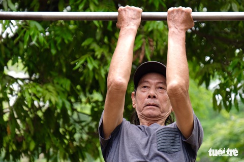 Xem cụ ông, cụ bà thể dục hít xà, nhào lộn khỏe như thanh niên tại công viên Hà Nội - Ảnh 6. Xem cụ ông, cụ bà thể dục hít xà, nhào lộn khỏe như thanh niên tại công viên Hà Nội - Ảnh 6.