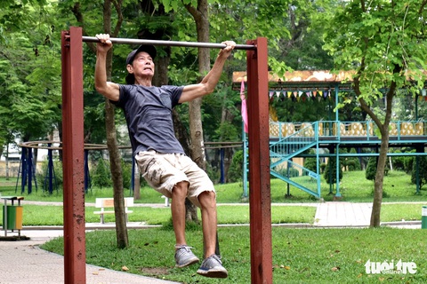 Xem cụ ông, cụ bà thể dục hít xà, nhào lộn khỏe như thanh niên tại công viên Hà Nội - Ảnh 7. Xem cụ ông, cụ bà thể dục hít xà, nhào lộn khỏe như thanh niên tại công viên Hà Nội - Ảnh 7.