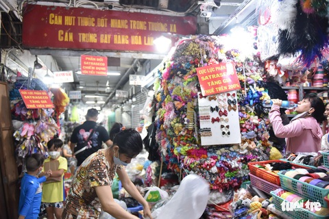 Giá thuê sạp chợ Đại Quang Minh: Tiểu thương nói cao, chủ chợ bảo thấp - Ảnh 1. Giá thuê sạp chợ Đại Quang Minh: Tiểu thương nói cao, chủ chợ bảo thấp - Ảnh 1.