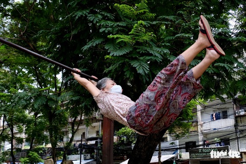 Xem cụ ông, cụ bà thể dục hít xà, nhào lộn khỏe như thanh niên tại công viên Hà Nội - Ảnh 1. Xem cụ ông, cụ bà thể dục hít xà, nhào lộn khỏe như thanh niên tại công viên Hà Nội - Ảnh 1.