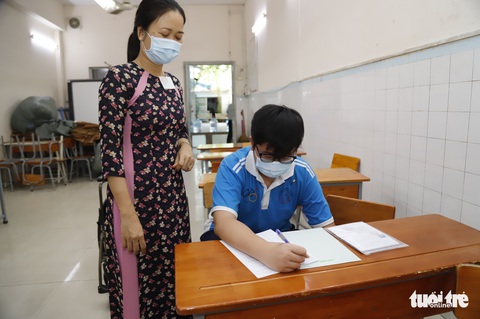 Thí sinh thi lớp 10 có giám thị viết bài làm giúp - Ảnh 5. Thí sinh thi lớp 10 có giám thị viết bài làm giúp - Ảnh 5.