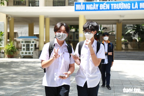 Đề toán vào lớp 10 ở Đà Nẵng khá dễ, thí sinh lo điểm đầu vào cao - Ảnh 2. Đề toán vào lớp 10 ở Đà Nẵng khá dễ, thí sinh lo điểm đầu vào cao - Ảnh 2.