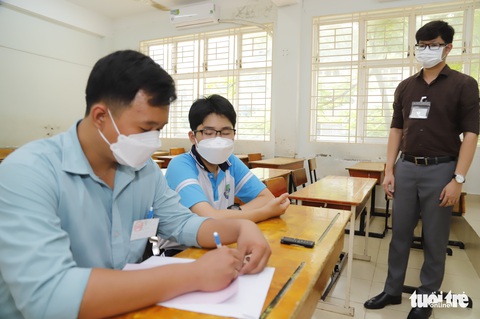 Thí sinh thi lớp 10 có giám thị viết bài làm giúp - Ảnh 2. Thí sinh thi lớp 10 có giám thị viết bài làm giúp - Ảnh 2.