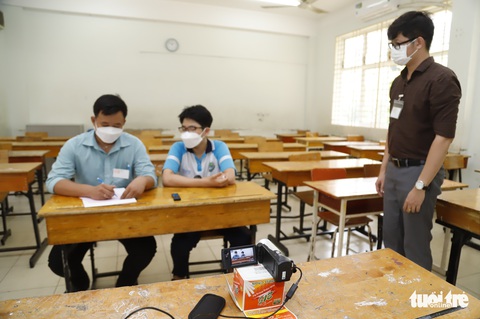 Thí sinh thi lớp 10 có giám thị viết bài làm giúp - Ảnh 1. Thí sinh thi lớp 10 có giám thị viết bài làm giúp - Ảnh 1.