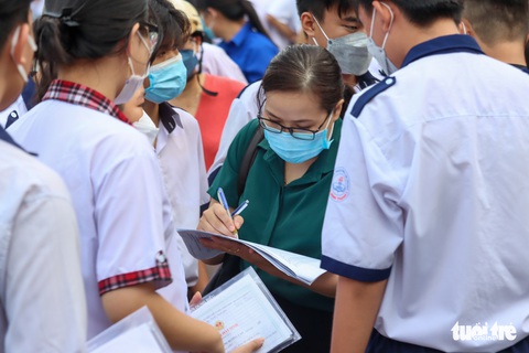 Sáng nay 11-6 học sinh TP.HCM thi vào lớp 10: Đề văn sẽ dễ thở hơn? - Ảnh 8. Sáng nay 11-6 học sinh TP.HCM thi vào lớp 10: Đề văn sẽ dễ thở hơn? - Ảnh 8.