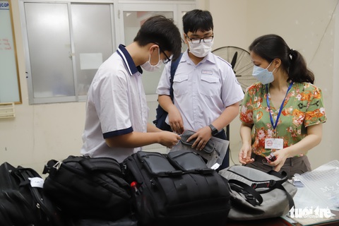 Sáng nay 11-6 học sinh TP.HCM thi vào lớp 10: Đề văn sẽ dễ thở hơn? - Ảnh 9. Sáng nay 11-6 học sinh TP.HCM thi vào lớp 10: Đề văn sẽ dễ thở hơn? - Ảnh 9.