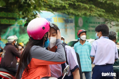 Đi thi lớp 10 cùng con - Ảnh 1. Đi thi lớp 10 cùng con - Ảnh 1.