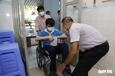 Thí sinh thi lớp 10 có giám thị viết bài làm giúp - Ảnh 4. Thí sinh thi lớp 10 có giám thị viết bài làm giúp - Ảnh 4.