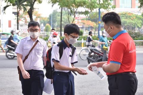Tin COVID-19 chiều 11-6: Cả nước giảm còn 710 ca mới, 1 ca tử vong tại Tây Ninh - Ảnh 1. Tin COVID-19 chiều 11-6: Cả nước giảm còn 710 ca mới, 1 ca tử vong tại Tây Ninh - Ảnh 1.