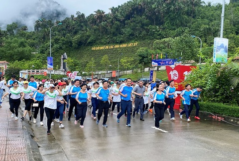 Khởi động giải chạy Những bước chân vì cộng đồng - chặng 5 - Ảnh 1. Khởi động giải chạy Những bước chân vì cộng đồng - chặng 5 - Ảnh 1.