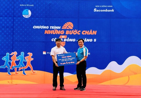Khởi động giải chạy Những bước chân vì cộng đồng - chặng 5 - Ảnh 2. Khởi động giải chạy Những bước chân vì cộng đồng - chặng 5 - Ảnh 2.